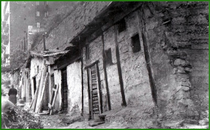 Chabolas empotradas en muro..JPG